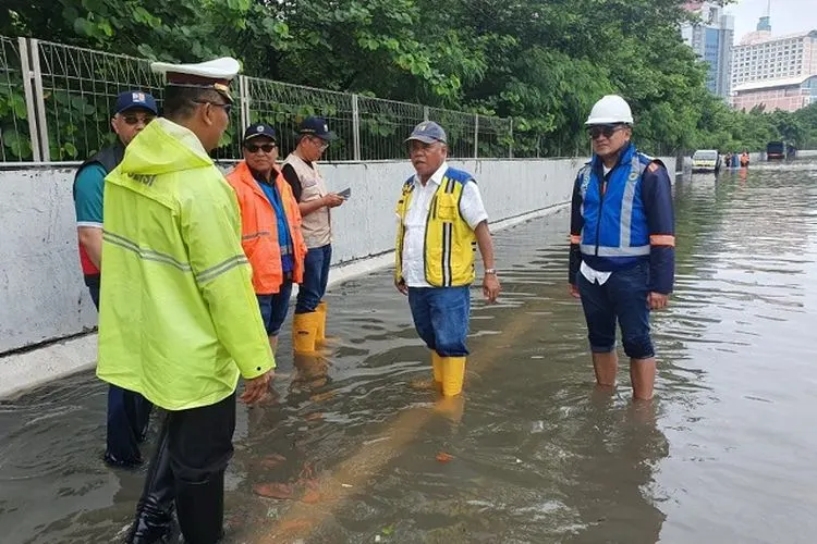Menteri PUPR Basuki Hadimuljono meninjau lokasi banjir di Jakarta, Rabu (1/1/2020) (Biro Komunikasi Publik Kemen PUPR)