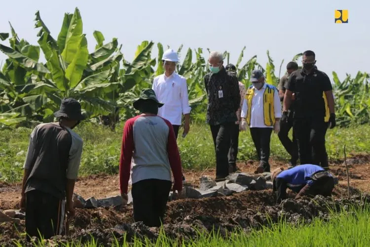 Presiden Jokowi didampingi Menteri PUPR Basuki Memantau pembangunan irigasi/isitimewa