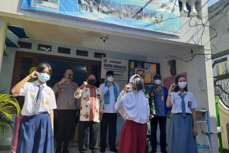 Siswa menghadiri peluncuran kampung internet melalui program internet atau JakWifi oleh Pemerintah Provinsi (Pemprov) DKI Jakarta di RW 001 dan RW 002 di Kelurahan Galur, Jumat (28/8/2020). Foto: Eva Rianti