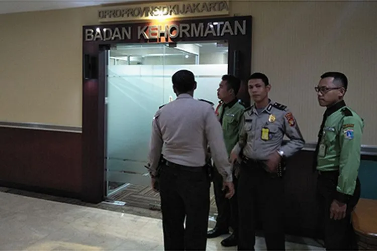 Suasana di depan ruangan Badan Kehormatan DPRD DKI Jakarta saat pemeriksaan politisi PSI, William Aditya Sarana/Ayojakarta.com-Aprilia Rahapit