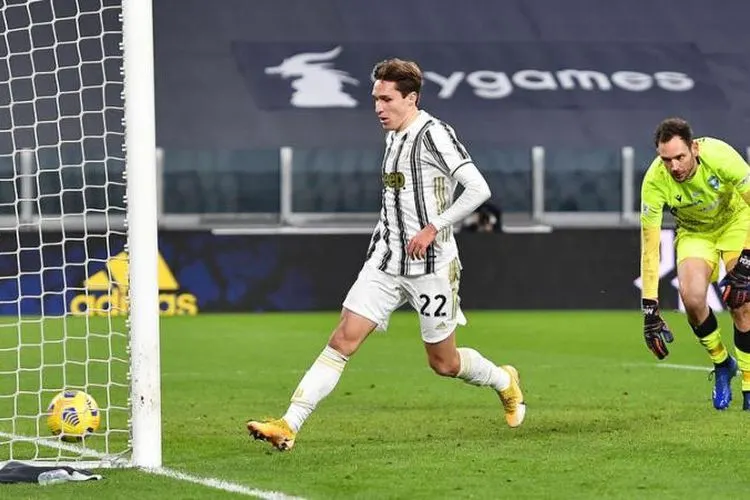 Winger Juventus Federico Chiesa mencetak gol ke gawang SPAL di Copa Italia. Foto: EPA-EFE/ALESSANDRO DI MARCO