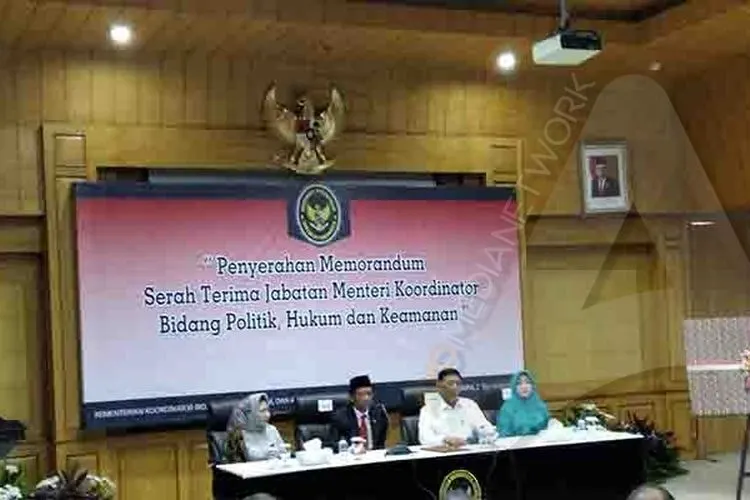 Wiranto dan Menkopolhukam yang baru, Mahfud MD saat konferensi pers di Kemenko Polhukam, Jakarta, Rabu (23/10/2019)/Ayojakarta.com