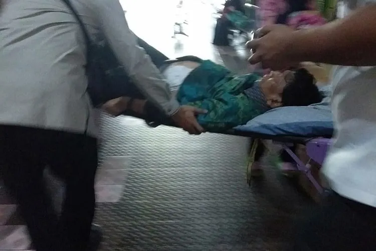 Wiranto ditandu ke rumah sakit/media sosial