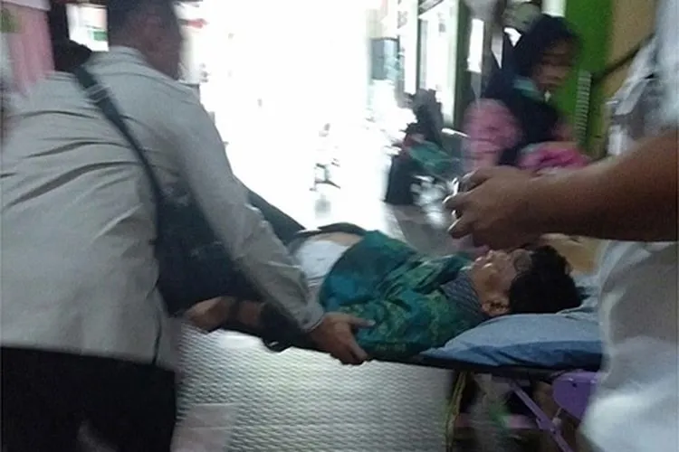 Menko Polhukam Wiranto ditandu usai penyerangan di Pandeglang, Banten, Kamis (10/10/2019)/Media Sosial