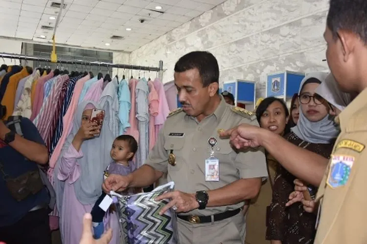 Wali Kota Anwar mengecek produk-produk yang ditampilkan dalam Gelar Produk IKM Kreatif 2019/timur.jakarta.go.id