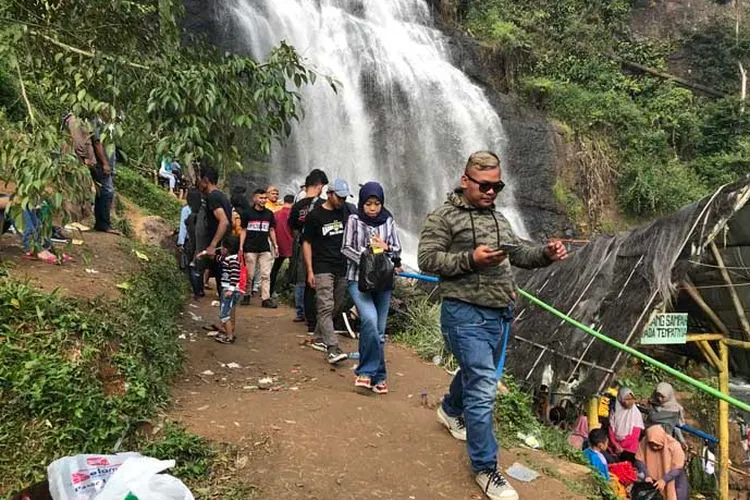 Pengunjung Curug Cikondang Desa Wangunjaya, Kecamatan Campaka, Kabupaten Cianjur, Jawa Barat, mengabaikan protokol kesehatan di masa pandemi Covid-19. (Ayobandung/M Ikhsan)