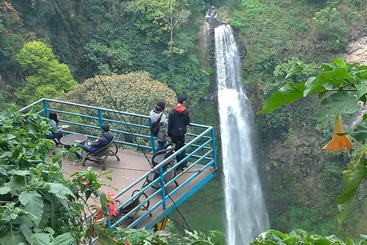 Wisatawan menikmati pemandangan Curug Pelangi di Kecamatan Cisarua, Bandung Barat. (Ayobandung/Tri Junari)
