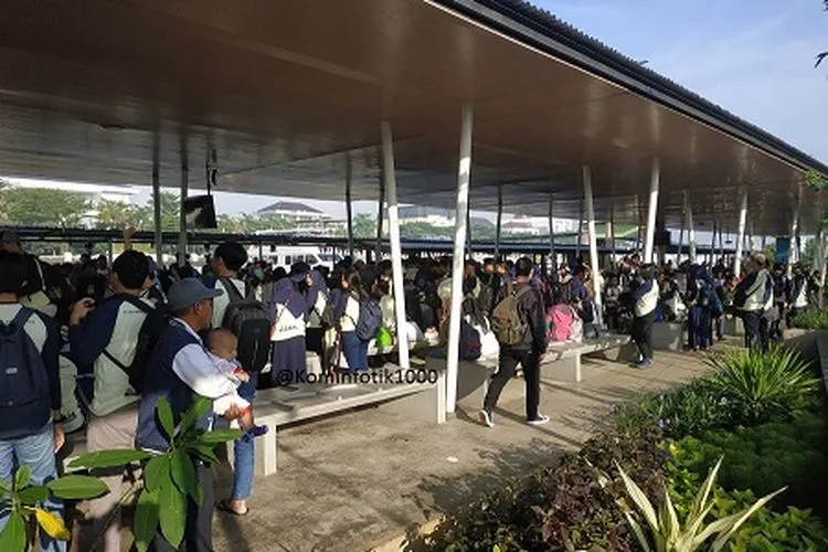 Wisatawan sedang mengantre untuk menyeberang pulau.  (sumber: beritajakarta.id)