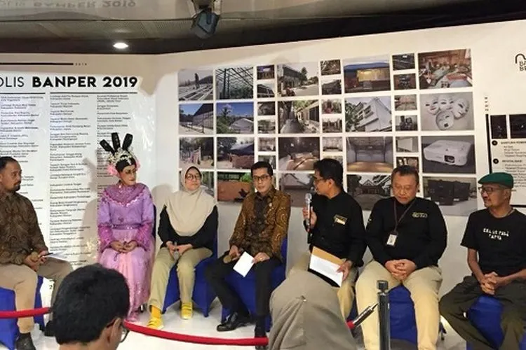 Menteri Pariwisata dan Ekonomi Kreatif/Kepala Badan Pariwisata dan  Ekonomi Kreatif, Wishnutama Kusubandio (tengah, berbatik), di acara Penyerahan Simbolis Bantuan Pemerintah Bekraf 2019, Balairung Soesilo Soedarman, Gedung Sapta Pesona, Jakarta.  (Dok. Menparekraf)