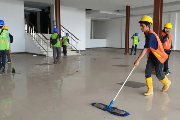 Kementerian Pekerjaan Umum dan Perumahan Rakyat (PUPR) mengerahkan lebih dari 700 tenaga kerja untuk merampungkan pembangunan Rumah Sakit (RS) Darurat COVID-19 di Wisma Atlet Kemayoran, Jakarta Pusat. (Dok. Biro Komunikasi Publik PUPR)