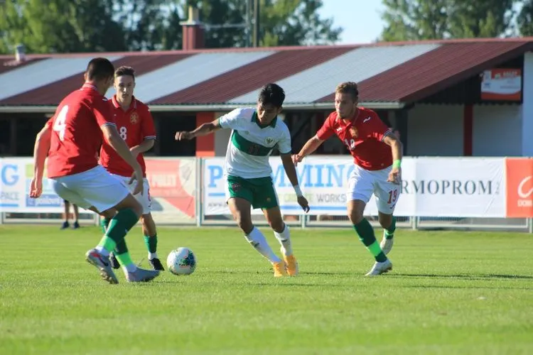 Pemain Timnas U-19, Witan Sulaeman dikepung dua pemain Bulgaria dalam International U-19 Friendly Tournament, Sabtu (5/9/2020). (dok PSSI)