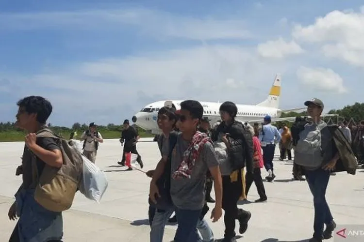 WNI yang diobservasi di Natuna berjalan ke pesawat untuk terbang ke Jakarta untuk kembali ke daerah masing-masing, Natuna, Kepri, Sabtu (15/2/2020) (ANTARA/Prisca Triferna)
