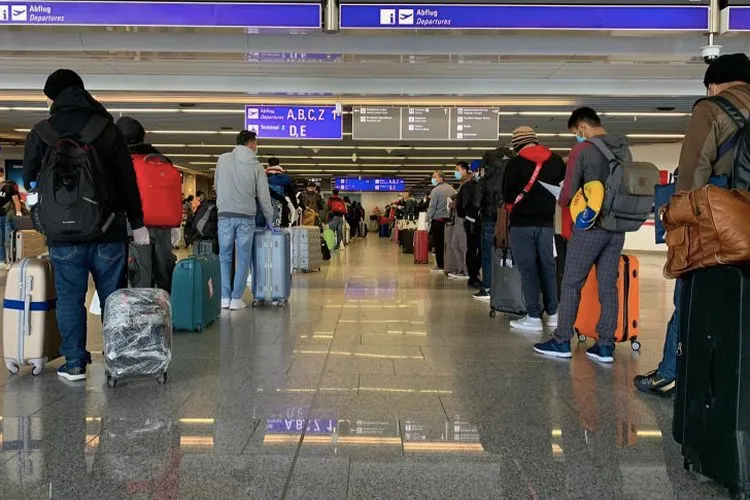 ABK WNI berbaris untuk naik pesawat di Frankfurt, Jerman dengan tujuan Indonesia. (KBRI Berlin)