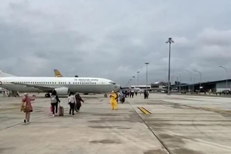 Ratusan warga negara Indonesia dari Wuhan, China, tiba di Bandara Hang Nadim, Batam, Minggu (2/2/2020) (Repro)
