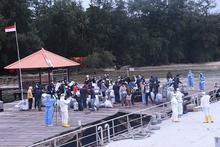 68 WNI eks ABK Diamond Princess mendarat di Pulau Sebaru Kecil, Kepulauan Seribu, Kamis (5/3/2020) (Papen Kogabwilhan I, Kolonel Mar Aris Mudian)