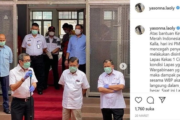 Menteri Hukum dan HAM Yasonna Laoly (memegang mic) melakukan disinfektanisasi (strerilisasi) Lapas Kelas 1 Cipinang pada 20 Maret silam. Instagram : @yasonna.laoly