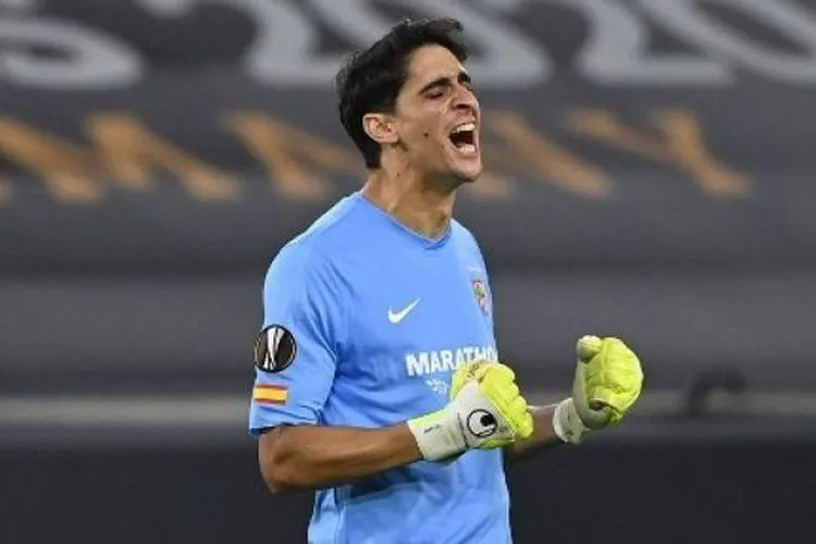 Kiper Sevilla Yassine Bono melakukan selebrasi. Ina Fassbender / POOL / AFP