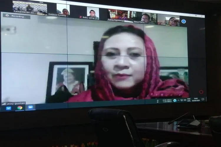 Yessy Gusman memandu video conference Menteri Sosial (Mensos) Juliari P Batubara dengan  Komunitas Artis C’nior, Kamis (4/6/2020)