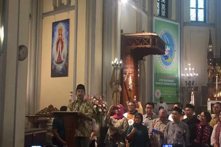 Yudi Latif bersama beberapa komunita menyambangi Gereja Katedral, Jakarta Pusat (Ayojakarta.com/Dhika Alam Noor)
