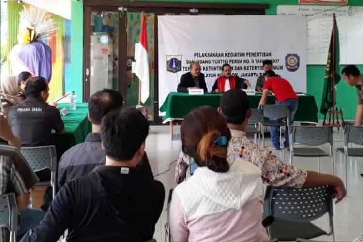 Pelanggar izin usaha mengikuti sidang yustisi di RPTRA Kalijodo/barat.jakarta.go.id