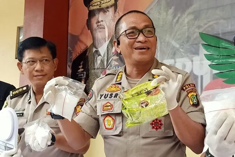 Kabid Humas Polda Metro Jaya Kombes Yusri Yunus memperlihatkan barang sitaan berupa sabu siap edar seberat 3,2 kilogram dalam gelar perkara di RS Polri (Antara/Andi Firdaus)
