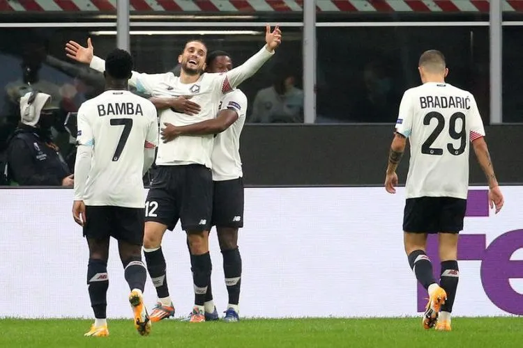 Ekspresi pemain Lille Yusuf Yacizi (tengah) saat mencetak gol ke gawang AC Milan di ajang Liga Europa. Foto: EPA-EFE/MATTEO BAZZI