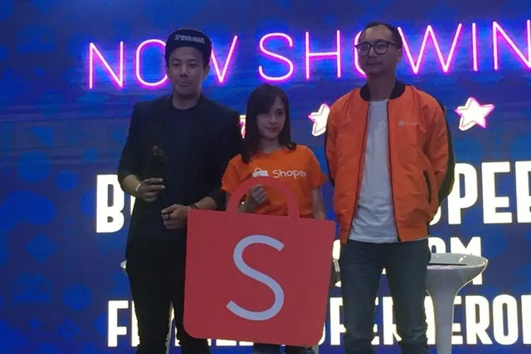 Zara JKT48 diapit kolektor mainan Frans Sanjaya dan Country Brand Manager Shopee Indonesia Rezki Yanuar di Shopee Indonesia Comic Con 2019/Ayojakarta.com