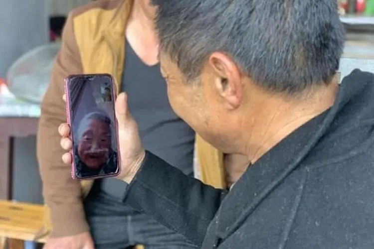Zhu berhasil menemukan keluarganya lagi setelah mendapatkan kembali ingatannya.  Ia menghubungi dinas terkait untuk melacak keberadaan keluarganya, dan melakukan video call dengan  ibu Zhu, 83 tahun. Foto: DAILY MAIL/Qianjiang Evening News