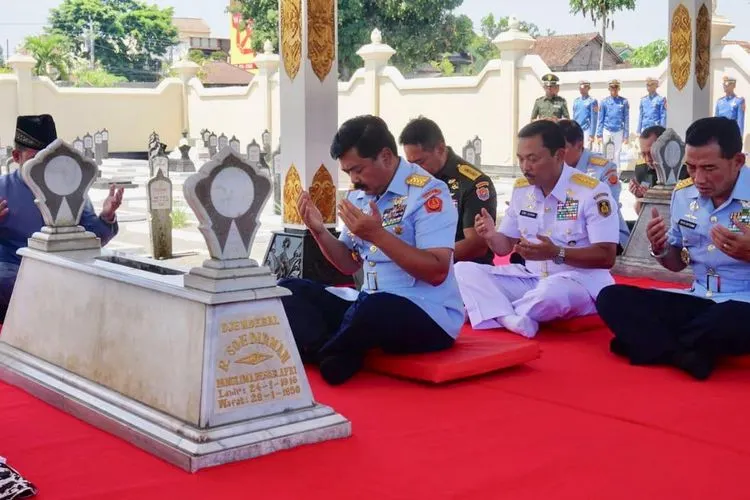 Panglima TNI, Marsekal TNI Hadi Tjahjanto dan rombongan ziarah ke makam Jenderal Soedirman/Puspen TNI