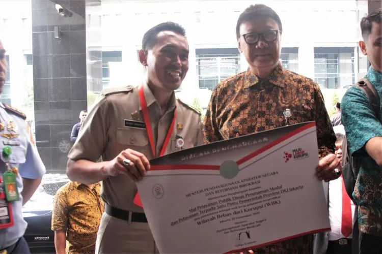 Wakil Kepala DPMPTSP Provinsi DKI Jakarta, Denny Wahyu Haryanto (kiri) bersama Menteri PANRB Tjahjo Kumolo (kanan) seusai acara Apresiasi dan Penganugerahan Zona Integritas di Hotel Bidakara, Jakarta. Selasa, (10/12/2019)/Media PTSP