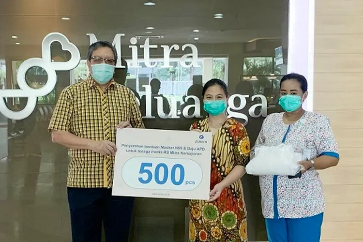 Zurich Indonesia mendonasikan sejumlah masker N95 dan APD kepada RS Mitra Kemayoran (Edelman Indonesia untuk Zurich Indonesia)