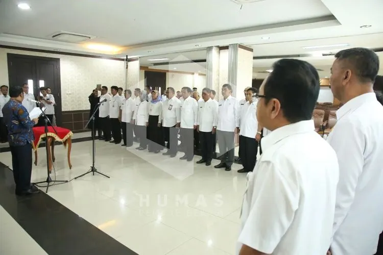 22 pejabat Pemerintah Kabupaten Bekasi dilantik untuk menempati jabatan baru di ruang rapat bupati di Komplek Perkantoran Pemerintah Kabupaten Bekasi, Deltamas, Cikarang Pusat, Rabu (19/6/2019). (Dok. Humas Setda Kabupaten Bekasi)