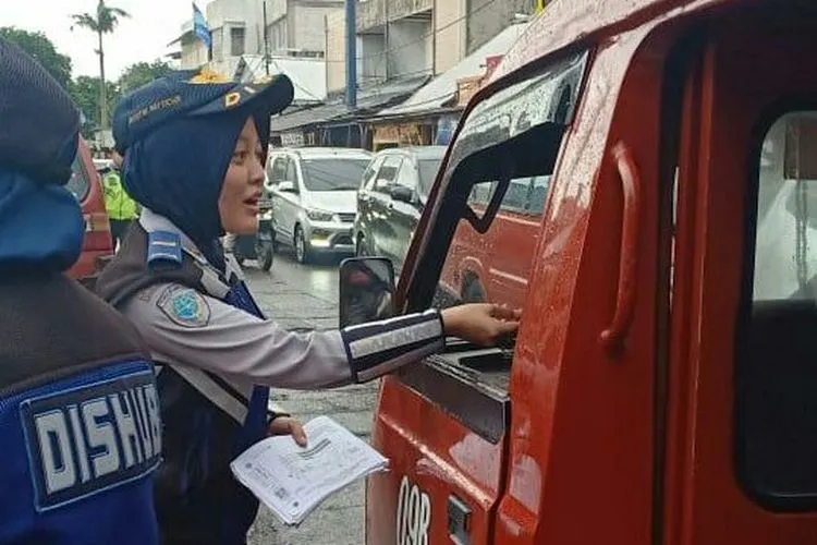 Ilustrasi--Petugas Dishub Kota Bekasi mensosialisasikan kebijakan manajemen lalu lintas di Jalan Perjuangan, Kota Bekasi, Senin (21/1/2019). (Ananda Muhammad/ayobekasi.net)