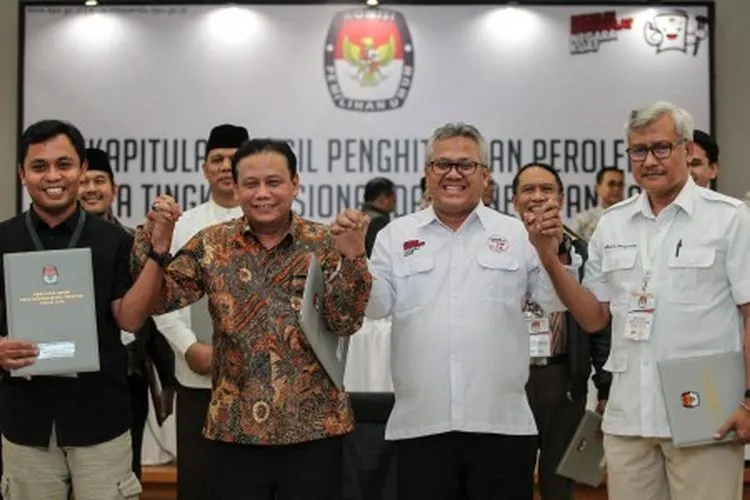 Ketua KPU Arief Budiman (kedua kanan) bersama Ketua Bawaslu Abhan (kedua kiri) berjabat tangan dengan perwakilan saksi TKN 01 dan BPN 02 seusai mengikuti rekapitulasi hasil penghitungan perolehan suara tingkat nasional dan penetapan hasil Pemilihan Umum tahun 2019 di gedung KPU, Jakarta, Selasa (21/5/2019) dini hari. KPU menetapkan pasangan Capres-Cawapres nomor urut 01 Joko Widodo-Maruf Amin menjadi pemenang Pilpres 2019 dengan total perolehan suara sebesar 85.607.362 atau 55,50 persen dan Partai Demokrasi