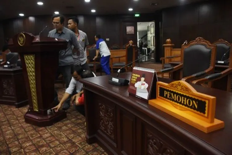 Petugas menyiapkan ruang sidang di Gedung Mahkamah Konstitusi, Jakarta, Kamis (13/6/2019). Persiapan dilakukan jelang sidang perdana PHPU Pilpres 2019 yang akan dilaksanakan pada Jumat (14/6). ANTARA FOTO/Indrianto Eko Suwarso/aww.