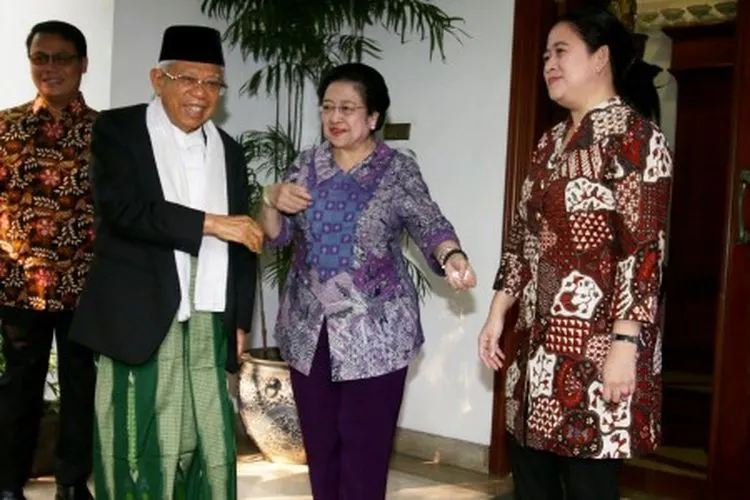 Ketua Umum PDIP Megawati Soekarnoputri (kedua kanan) didampingi Menteri Koordinator Bidang Pembangunan Manusia dan Kebudayaan (Menko PMK) Puan Maharani (kanan) menyambut kedatangan Calon Wail Presiden nomor urut 01 Maruf Amin (kedua kiri) saat melakukan pertemuan di Jakarta, Kamis (9/5/2019). Pertemuan tersebut dalam rangka silahturahmi antar pemimpin. ANTARA FOTO/Rivan Awal Lingga/hp.