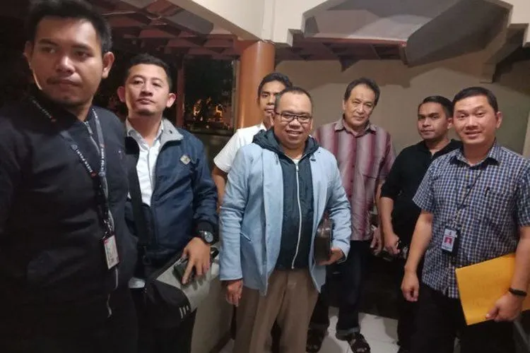 Mustofa Nahrawardaya (tengah). (@azmyielman)