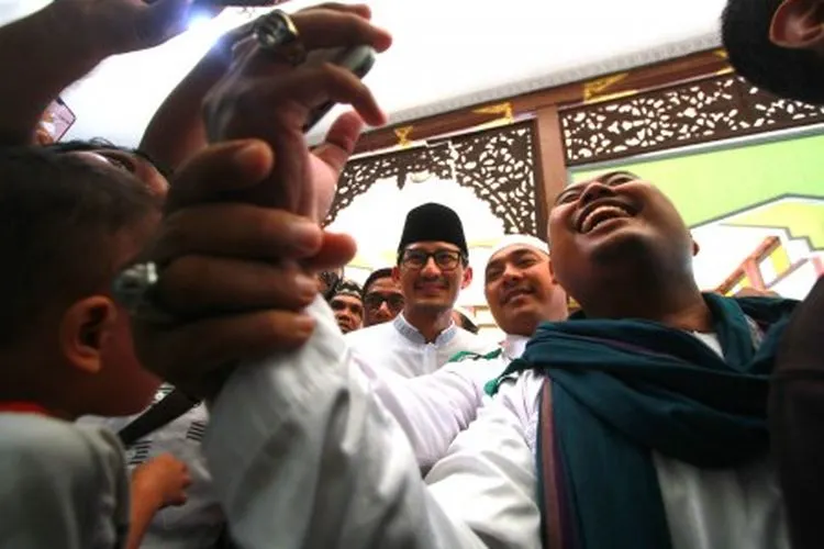 Calon Wakil Presiden nomor urut 02 Sandiaga Salahuddin Uno (tengah) menyapa warga di Masjid Jami Banjarmasin, Kalimantan Selatan, Sabtu (11/5/2019). Sandiaga Uno melakukan Safari Ramadhan ke Kalsel dengan menghadiri acara buka puasa bersama warga di Masjid Jami Banjarmasin. ANTARA FOTO/Bayu Pratama S/wsj.