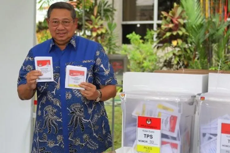 Mantan presiden Susilo Bambang Yudhoyono (SBY) menunjukkan surat suara saat menggunakan hak suaranya dalam Pemilu serentak 2019, di salah satu TPS, di Singapura, Kamis (14/4/2019). ANTARA FOTO/Anung/aaa/foc.