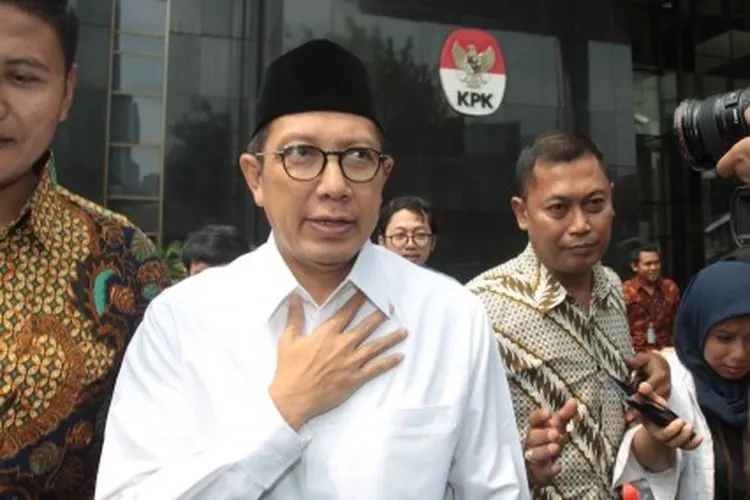 Menteri Agama Lukman Hakim Saifuddin berjalan meninggalkan gedung KPK seusai memenuhi panggilan pemeriksaan penyidik Komisi Pemberantasan Korupsi (KPK) di Jakarta, Rabu (22/5/2019). KPK memeriksa Lukman Hakim Saifuddin sebagai saksi terkait kasus penyelenggaraan ibadah haji yang dalam proses penyelidikan oleh KPK. ANTARA FOTO/Reno Esnir/aww.