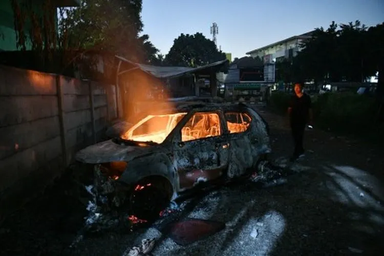 Sejumlah mobil terbakar akibat demo rusuh di Komplek Asrama Brimob, Petamburan, Jakarta, Rabu (22/5/2019). ANTARA FOTO/Sigid Kurniawan/pras.