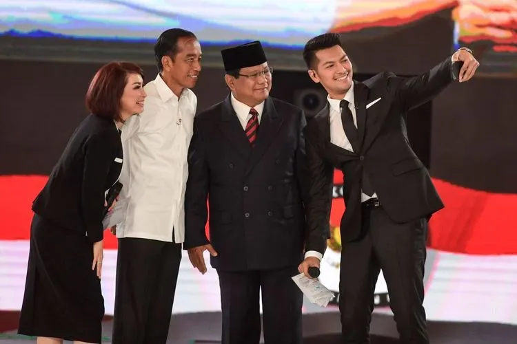Capres nomor urut 01 Joko Widodo dan capres nomor urut 02 Prabowo Subianto berfoto bersama dengan moderator saat mengikuti debat capres putaran keempat di Hotel Shangri La, Jakarta, Sabtu (30/3/2019). Debat itu mengangkat tema Ideologi, Pemerintahan, Pertahanan dan Keamanan, serta Hubungan Internasional. (ANTARA FOTO/Hafidz Mubarak A)