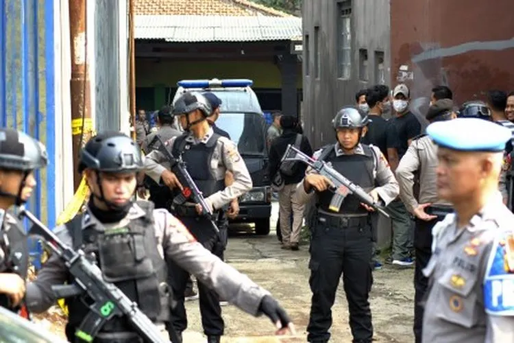 Ilustrasi--Polisi berjaga saat saat olah TKP pascapenangkapan terduga teroris di wilayah RT 10/10 Nanggewer Mekar, Cibinong, Kabupaten Bogor, Jawa Barat, Sabtu (18/5/2019). Densus 88 Antiteror Polri bersama Polres Bogor melakukan penindakan, penangkapan dan penggeledahan di rumah tersangka teroris. Petugas menemukan sejumlah bahan dasar kimia untuk merakit bom, berbagai jenis senjata tajam, rangkaian detonator, buku cara merakit bom dan buku jihadis pada Jumat (17/5/2019). ANTARA FOTO/Arif Firmansyah/aww.