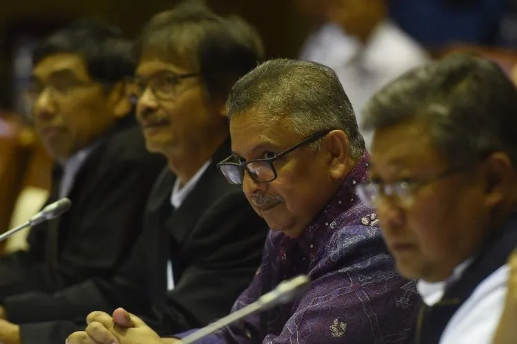 Sofyan Basir berbatik ungu
