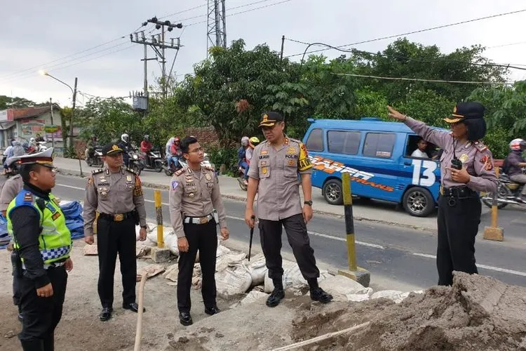 Kapolres Bogor mengecek jalur mudik Bocimi. (ayobogor.com/Husnul Khatimah)