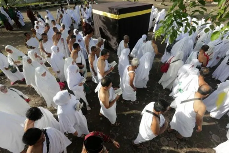 Calon jamaah haji kota Banda Aceh mengikuti manasik haji di halaman masjid Baitul Musyahadah, Banda Aceh, Aceh, Minggu (28/4/2019). Manasik haji ini merupakan peragaan pelaksaan ibadah haji yang sesuai dengan rukun-rukunnya sebagai bekal para jamaah ketika sampai di Makkah dan Madinah sehingga menjadi haji yang mabrur. ANTARA FOTO/Irwansyah Putra/hp.