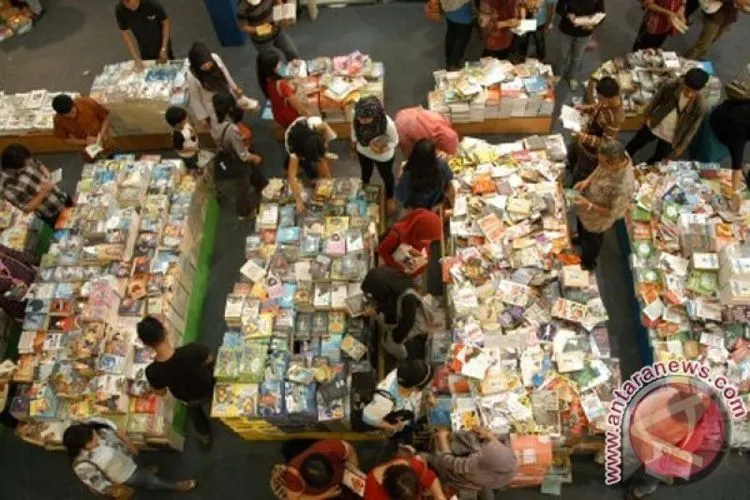 Bursa Buku Murah Pengunjung memilih buku dalam bursa buku murah di Botani Square, Kota Bogor, Jabar, Jumat (28/6). Bursa buku murah dalam rangka mengisi liburan sekolah tersebut untuk memberi kesempatan pada masyarakat memilki buku-buku murah dengan diskon hingga 70% dari harga normal. (ANTARA FOTO/Jafkhairi)