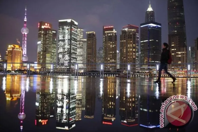 Seorang warga berjalan di depan distrik bisnis Pudong di Shanghai, China, Kamis (5/3).