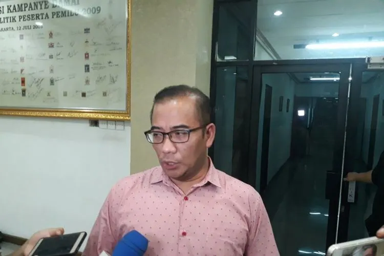 Arsip Komisioner KPU Hasyim Asy'ari memberikan keterangan kepada wartawan usai batas akhir penyerahan laporan awal dana kampanye di Gedung KPU RI, Jakarta, Minggu (23/9/2018). (Dyah Dwi)
