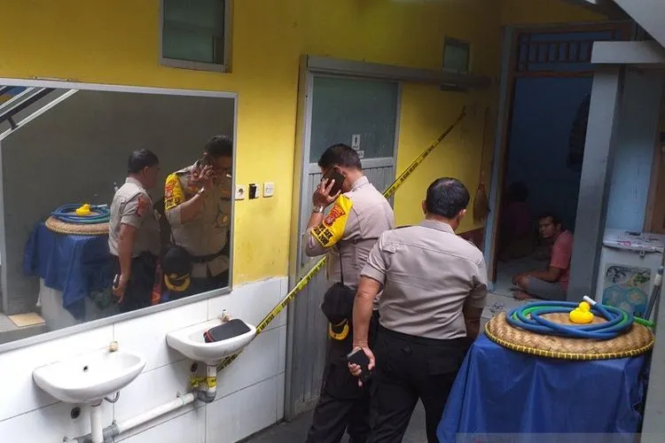 Polisi selidiki kasus siswi meninggal di toilet. (Antara)